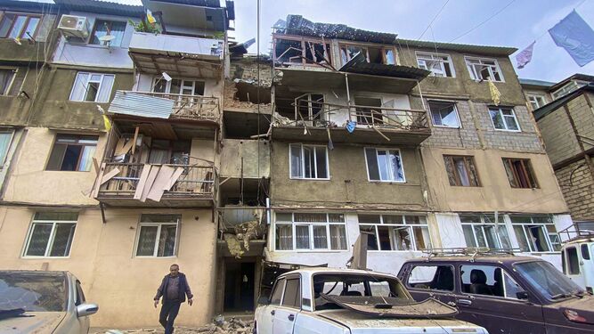 Daños en un edificio residencial y en vehículos tras el ataque en Stepnakert, en Nagorno Karabaj.