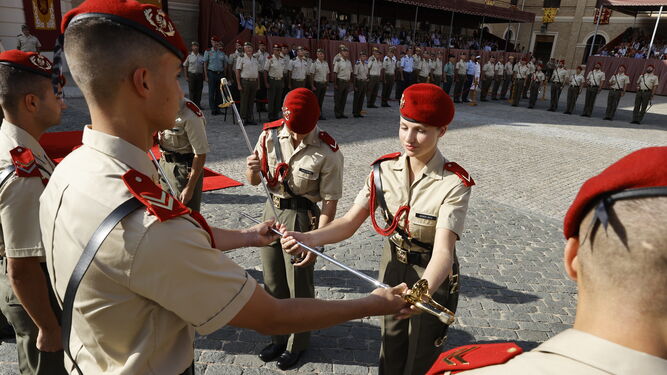 La princesa Leonor, en la ceremonia de entrega de sables de la Academia General Militar de Zaragoza.