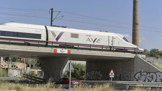 Un tren AVE procedente de Barcelona circula por las inmediaciones de Atarfe