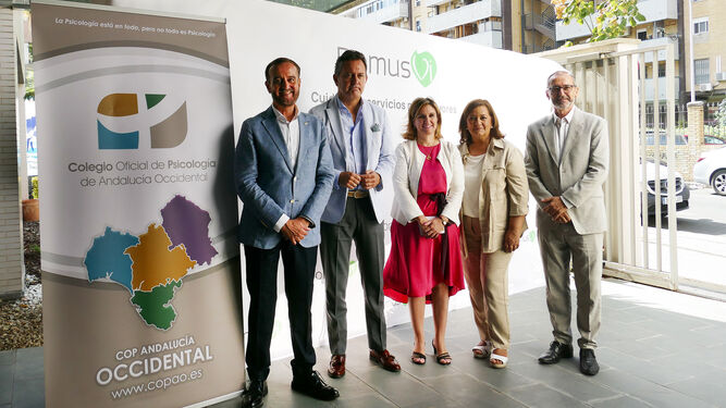 Miembros de la mesa inaugural del encuentro organizado por el Colegio Oficial de Psicología de Andalucía Occidental en el Día Mundial del Alzheimer.