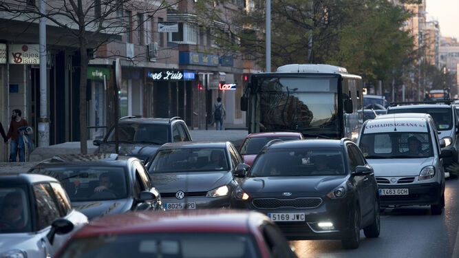 Imagen de archivo de tráfico en las calles de Granada