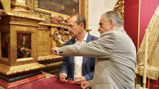 Visita del delegado de cultura de la Junta  a la restauración del retablo del Señor de la Meditación en San Justo y Pastor