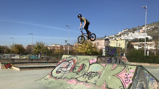 Un ciclista realiza acrobacias en el skatepark de la Bola de Oro