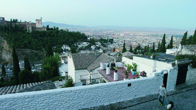 El Ayuntamiento de Granada trabaja en un programa para evitar las situaciones de soledad no deseada en el Albaicín