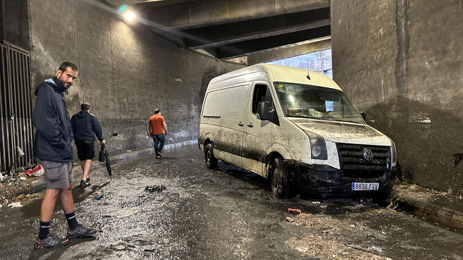 Una furgoneta atrapada en un túnel de Sevilla por las lluvias torrenciales de principios de septiembre.