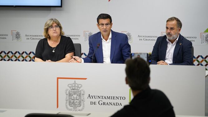 Cuenca, portavoz del PSOE, con Muñoz y Calvo en balance de los cien días del PP.