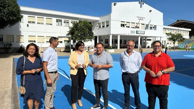 Imagen de la visita de la delegación de Educación a un centro escolar en Almuñécar