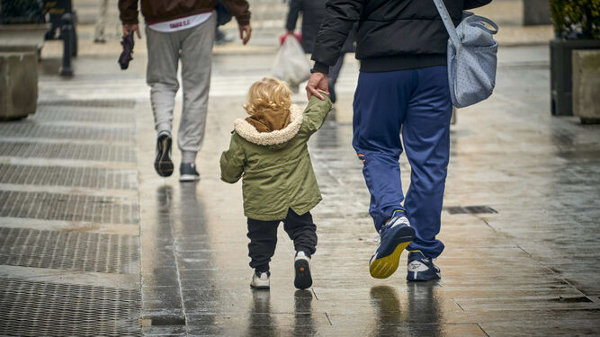 Un padre camina junto a su hijo en una imagen de archivo.