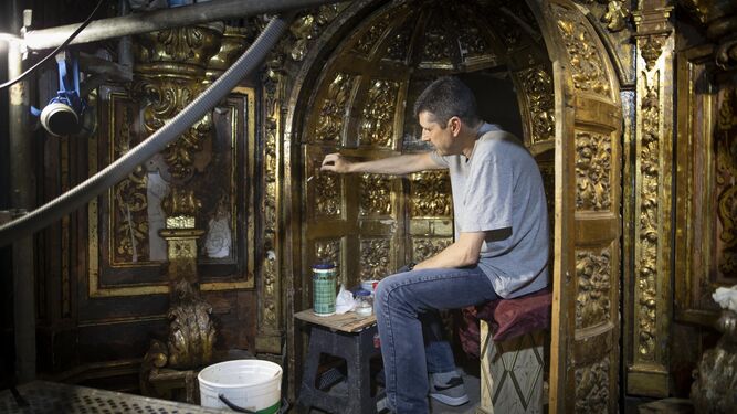 Un trabajador realiza labores de restauración en el convento de las Comendadoras de Santiago