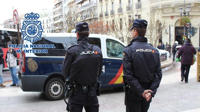 Agentes de la Policía Nacional en la zona de Puerta Real, en el centro de Granada