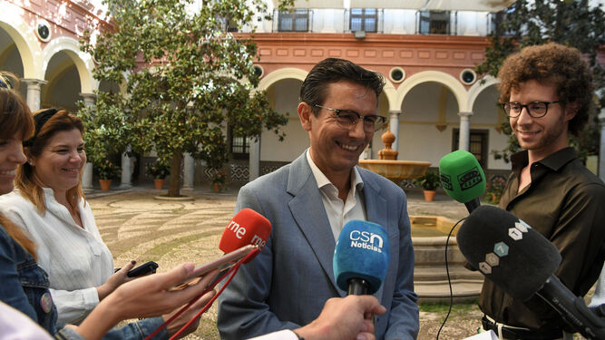 El portavoz del PSOE, Paco Cuenca, en la atención a los medios en el patio del Ayuntamiento de Granada.
