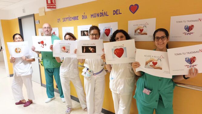 Enfermeros del Infanta Elena de Huelva colocan carteles con hábitos saludables por el Día del Corazón
