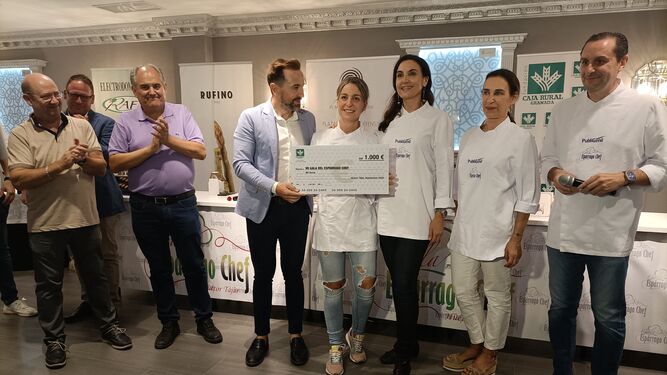 Carolina Tarazaga, ganadora de la VII Gala Espárrago Chef, recibe su premio