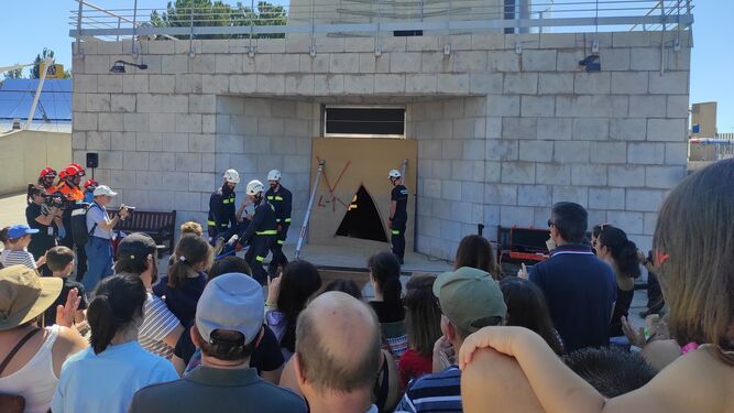 Momento final del simulacro de rescate tras terremoto realizado por los Bomberos de Granada en el Parque de las Ciencias