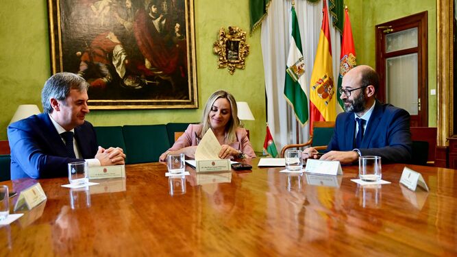Imagen del acuerdo firmado entre Endesa y el Ayuntamiento de Granada