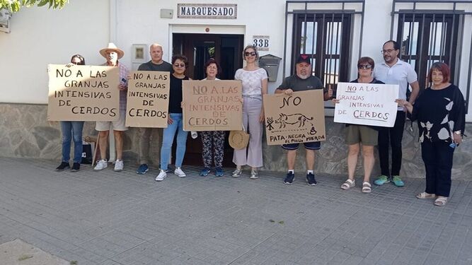 Vecinos de La Calahorra muestran pancartas en rechazo a las macrogranjas de cerdos