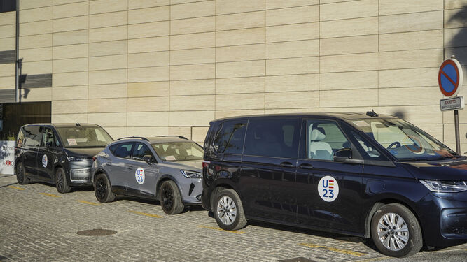 Vehículos de la organización de la cumbre, ayer en los hoteles de Granada