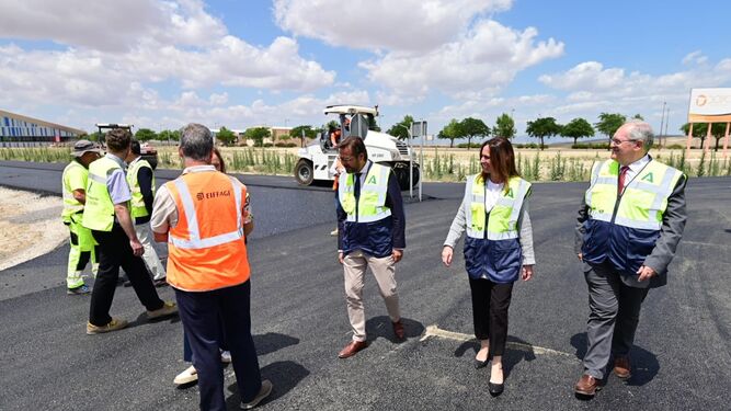 La consejera de Fomento visita las obras de acceso a la carretera de Escúzar