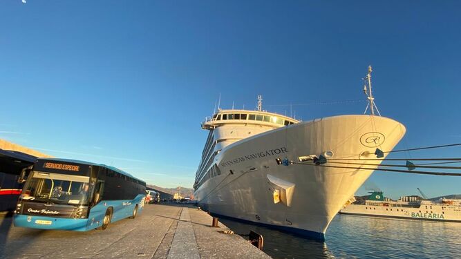 El Puerto de Motril inicia octubre con un crucero de lujo y la previsión de otros seis buques más