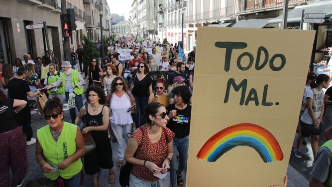 Imagen de la manifestación de la Cumbre Social Granada celebrada este sábado por las calles del centro de la capital