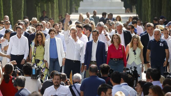 Juanma Moreno, con Alberto Núñez Feijóo y otros dirigentes del PP en un acto en Madrid en agosto