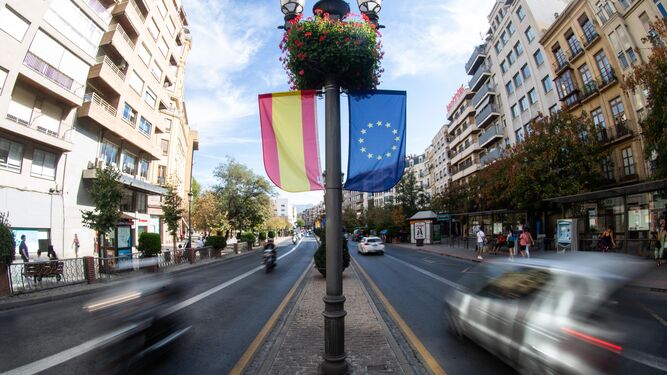Banderas de España y la Unión Europea ya decoran las calles de la ciudad