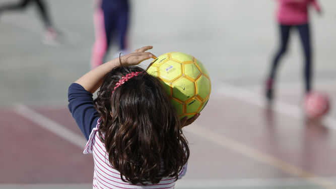 Una niña haciendo deporte.