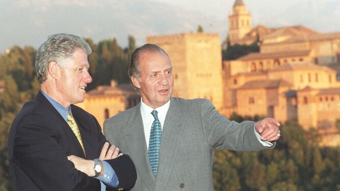 Clinton y el rey Juan Carlos I en el Mirador de San Nicolás en una imagen de archivo.