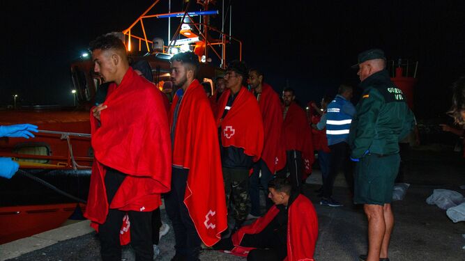 Imagen de la llegada al puerto de Motril de los inmigranes localizados de madrugada