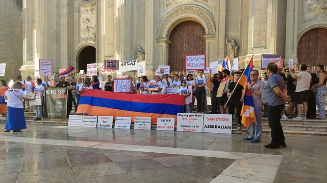 La comunidad armenia recuerda a los refugiados de Nagorno Karabaj ante la Catedral de Granada