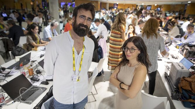 Nacho Alarcón y Beatriz Ríos, en la sala de prensa de las cumbres europeas en Granada