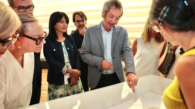 Un momento de la visita inaugural de la muestra que puede verse estos días en el Centro Lorca.