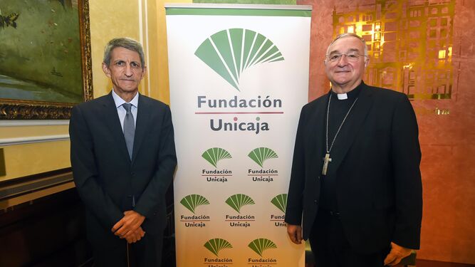 El presidente de la Fundación Bancaria Unicaja, José M. Domínguez, y el obispo de Almería y máximo responsable de la Fundación Pía, Antonio Gómez, han firmado la renovación de este acuerdo.