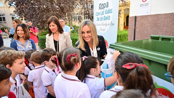 Campaña en los colegios de Granada para fomentar el reciclaje de ropa