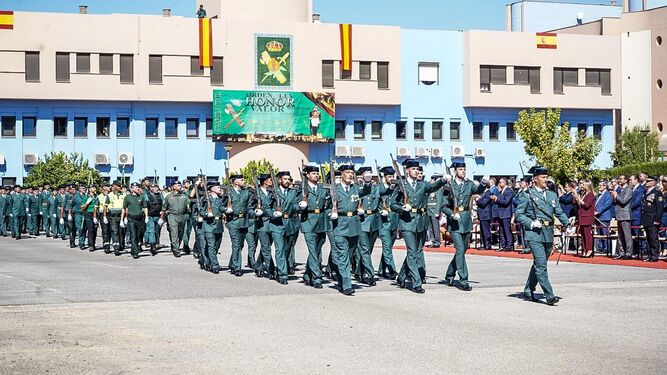 Imagen del desfile de agentes de la Guardia Civil en la celebración de la Virgen del Pilar