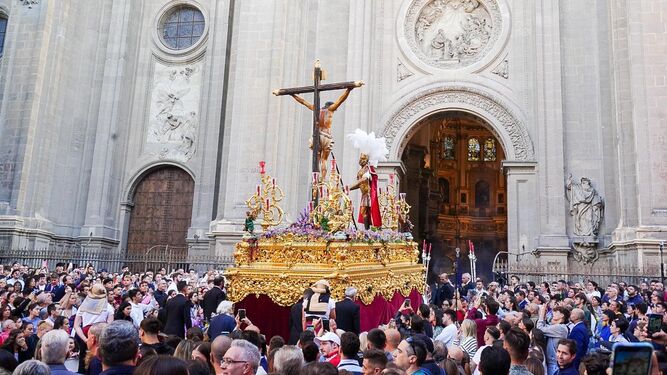 Imagen de uno de los pasos procesionales llegando a la Catedral de Granada