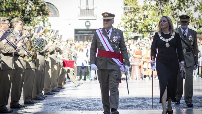 La alcaldesa de Granada pasa revista a un destacamento miliar en el Día de la Hispanidad