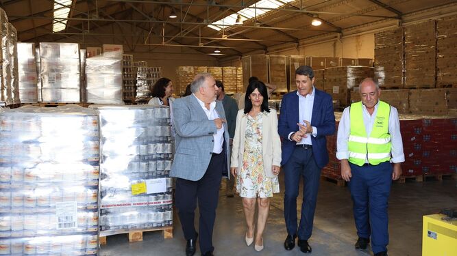 El delegado del Gobierno visita uno de los almacenes de recogida y distribución de alimentos.