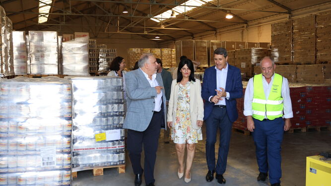 Imagen de la visita de Pedro Fernández al almacen de Cruz Roja en Granada
