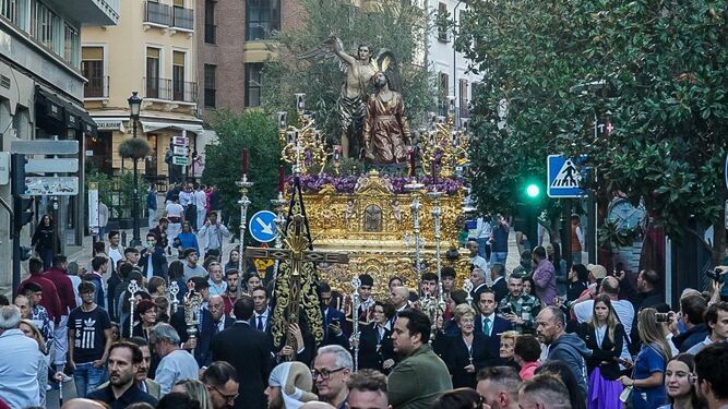 Imagen de uno de los traslados de los pasos procesionales participantes en la Magna de Granada