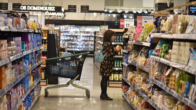 Una mujer compra en un supermercado
