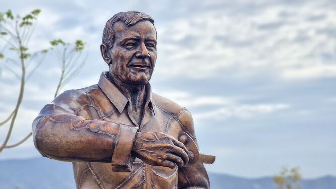Motril otorga una escultura al empresario Damián Carmona por su histórica dedicación a la ciudad