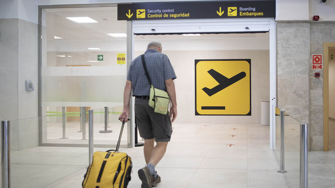 Imagen de un turista accediendo al Aeropuerto de Granada