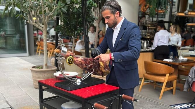 Jose Navarro cortando jamón en el restaurante Bazaar Meat de José Andrés