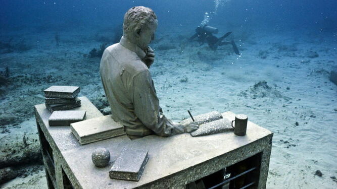 Imagen de una escultura del museo subacuático creado en el parque marino de la costa occidental, en Cancún