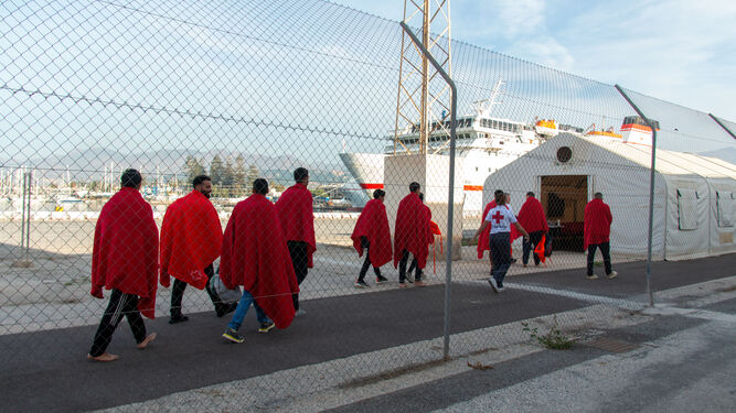 Rescatados 10 migrantes de una pequeña embarcación cerca de la costa de Granada