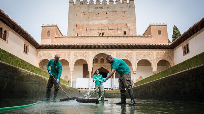 Una imagen poco común: la Alhambra vacía su famosa alberca del Patio de los Arrayanes por restauración