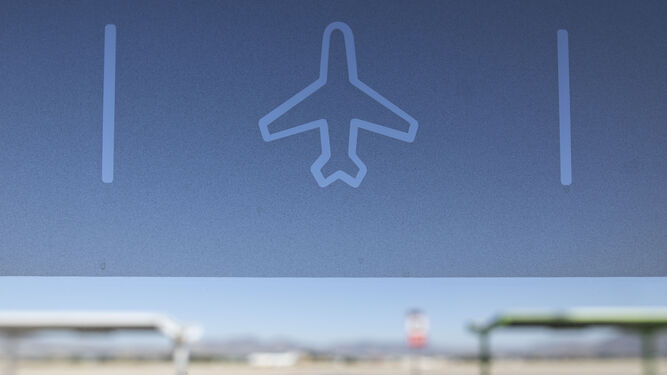 Serigrafía de un avión en la sala de espera del Aeropuerto de Granada