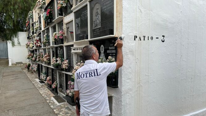 Motril prepara el cementerio municipal de cara a la festividad de Todos los Santos