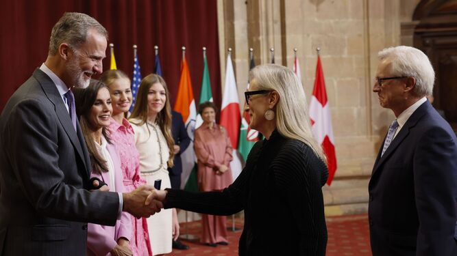 La princesa Leonor entrega las insignias a Meryl Streep y los otros galardonados de los Premios Princesa de Asturias